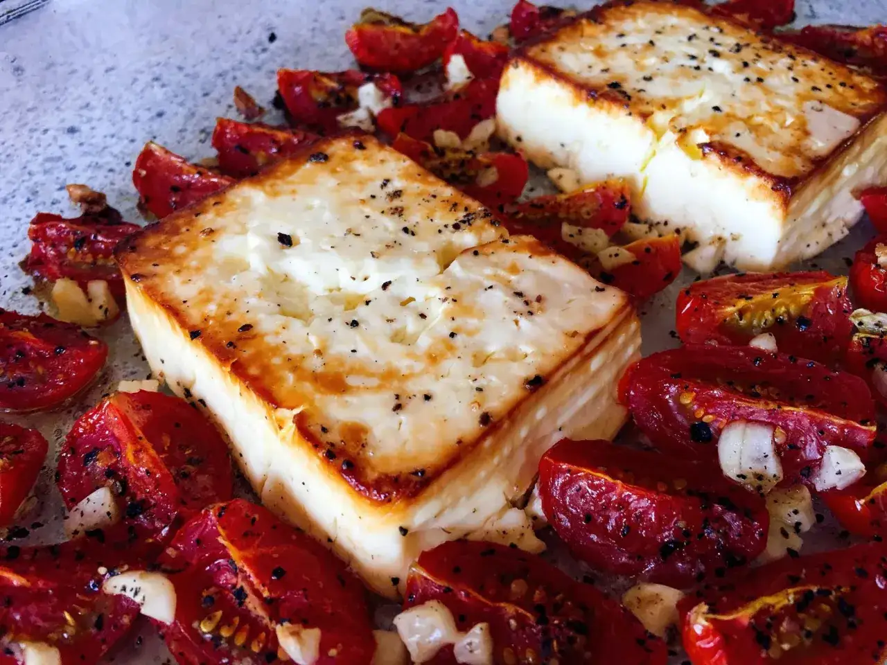 Ofen-gebackener Feta mit aromatischen Tomaten, ein k&ouml;stliches griechisches Gericht.
