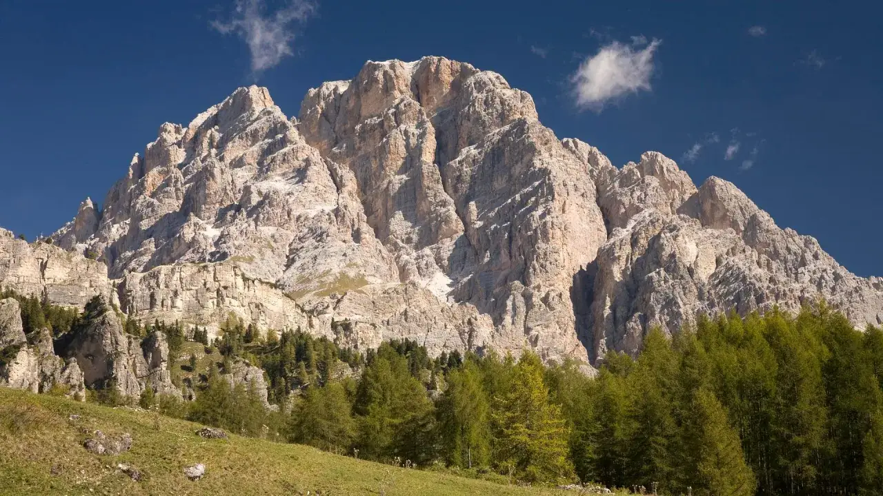 Majestätische Felsformationen, grüne Wälder und ein blauer Himmel – ein **Geheimtipp Urlaub August Deutschland** für Naturliebhaber.