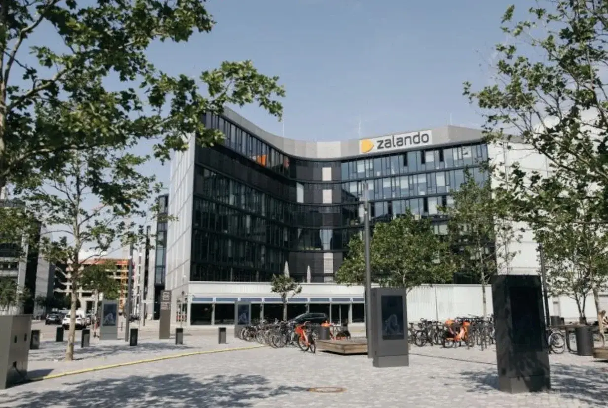 Nowoczesny budynek Zalando. Zastanawiasz się, czy na Zalando można płacić Paypo? Sprawdź sam!