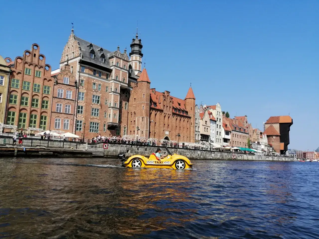Żółta łódź w kształcie samochodu 