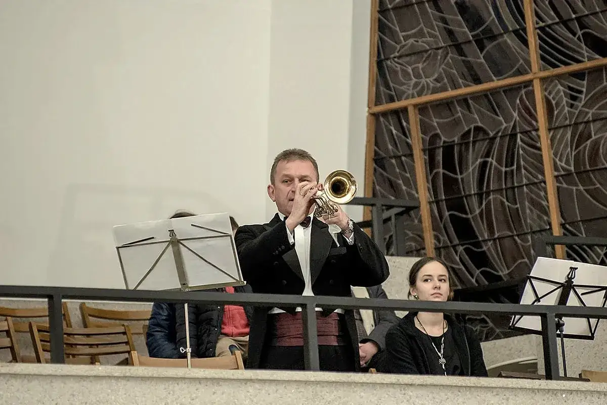 trąbka na tle kościoła