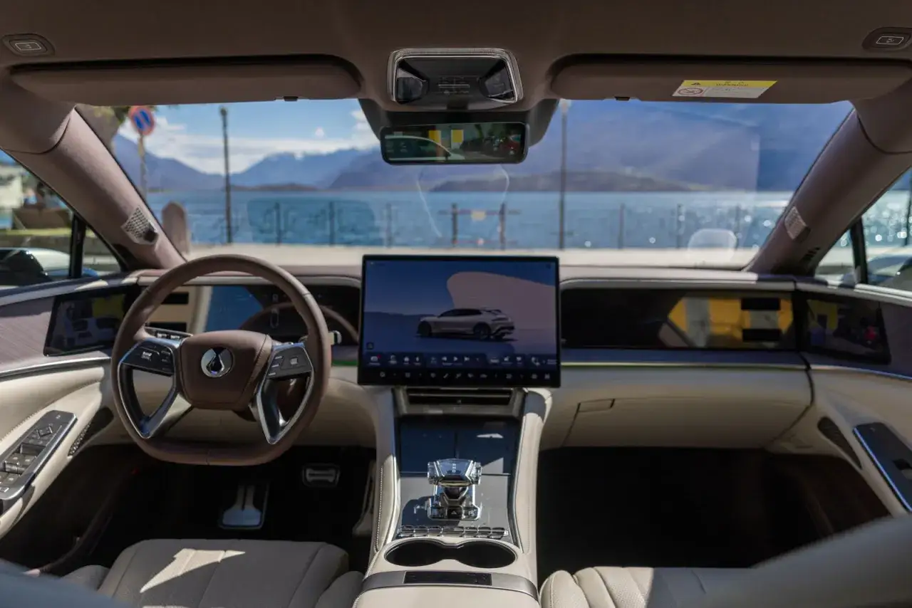 Interno lussuoso di un'auto con grande schermo centrale. Quanto costa la Denza Z9 GT?