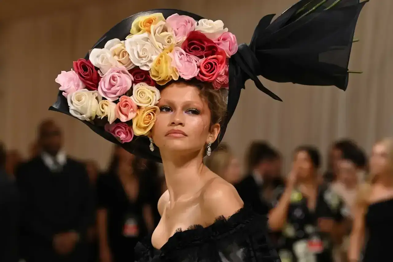 Zendaya deslumbró en la Met Gala con un espectacular tocado de rosas, un look que la hizo brillar.