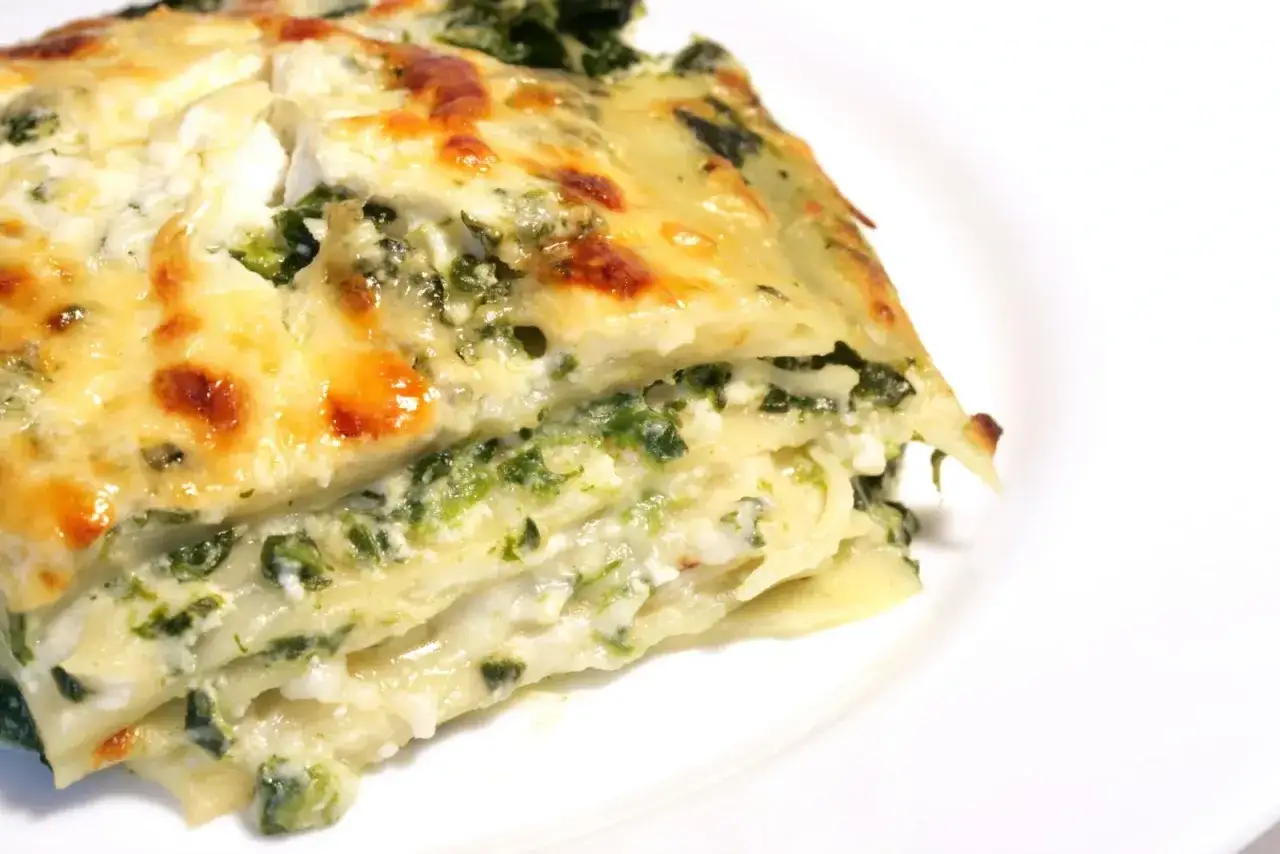 Une part de lasagnes aux épinards et ricotta, gratinée au fromage. Parfait pour savoir que faire avec 4 feuilles de lasagne !