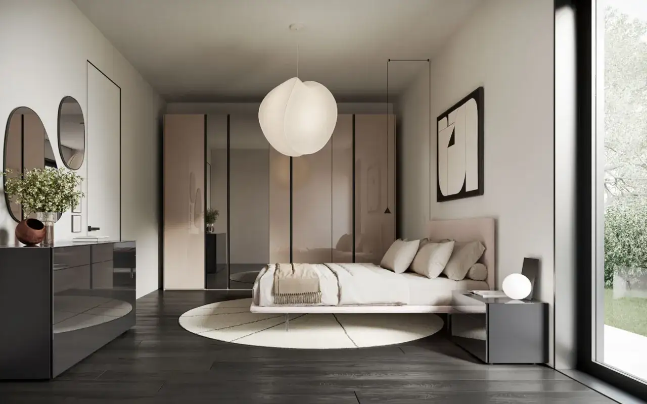 Idee per appartamenti moderni: camera da letto con letto basso, armadi a specchio, comò grigio lucido e lampada a sospensione sferica.