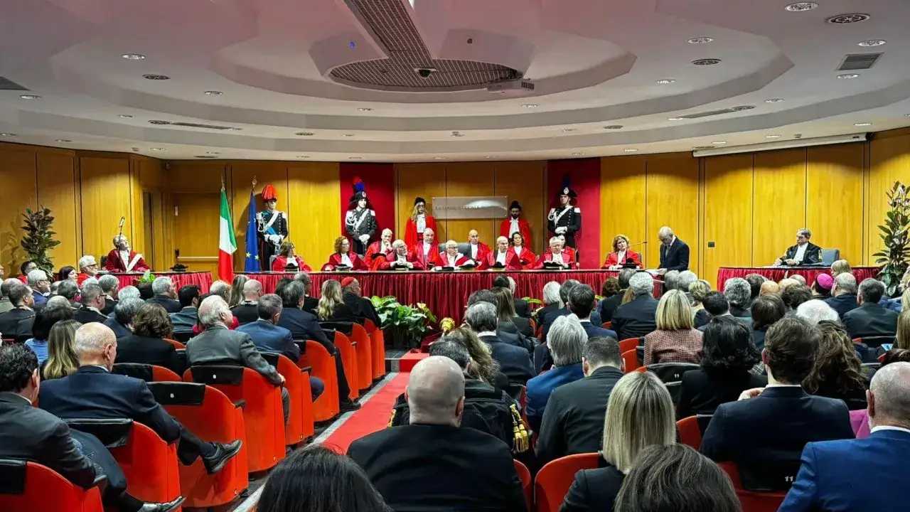 Udienza solenne con toghe rosse e guardie d'onore, in un'aula che evoca la solennità della legge Pinto.