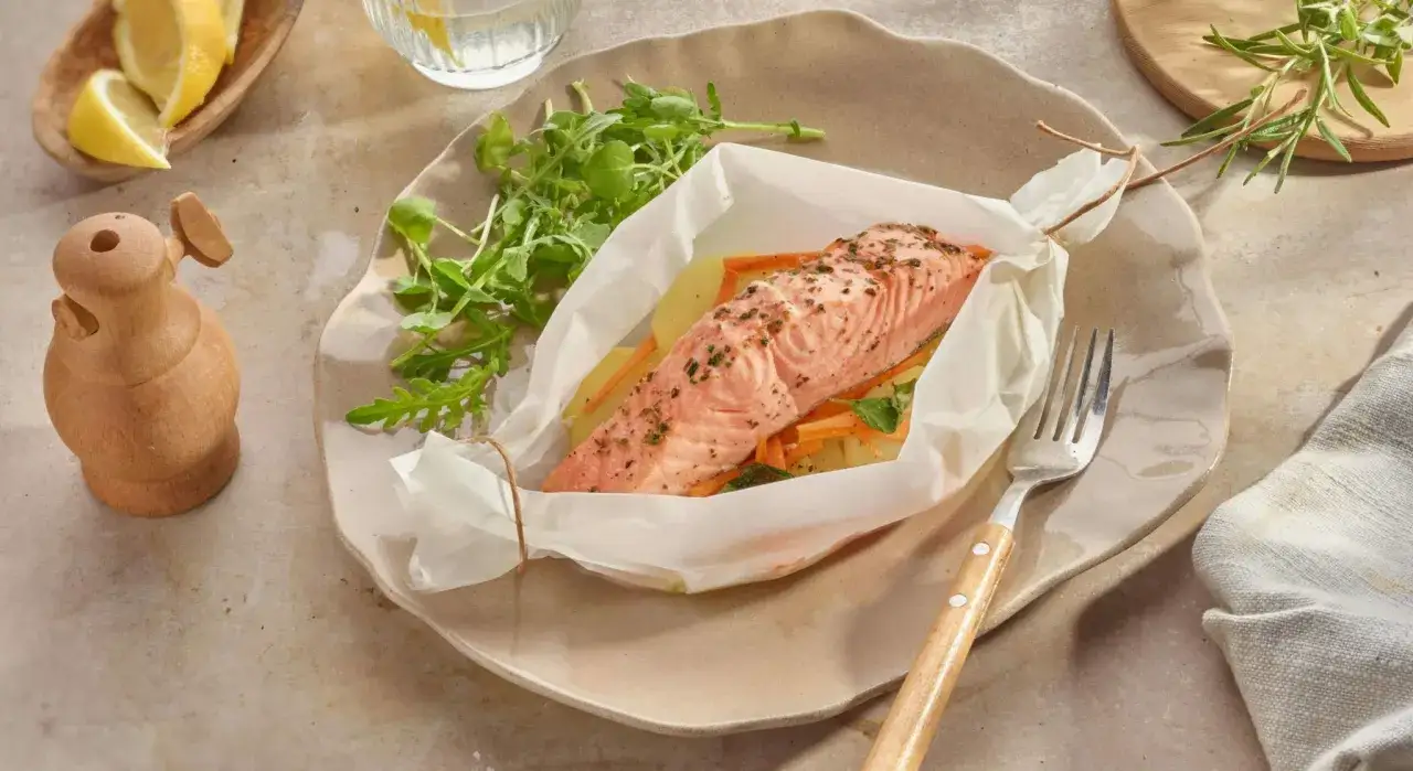 Un d&eacute;licieux saumon en papillote, garni de l&eacute;gumes croquants et d'herbes fra&icirc;ches, pr&ecirc;t &agrave; &ecirc;tre d&eacute;gust&eacute;.