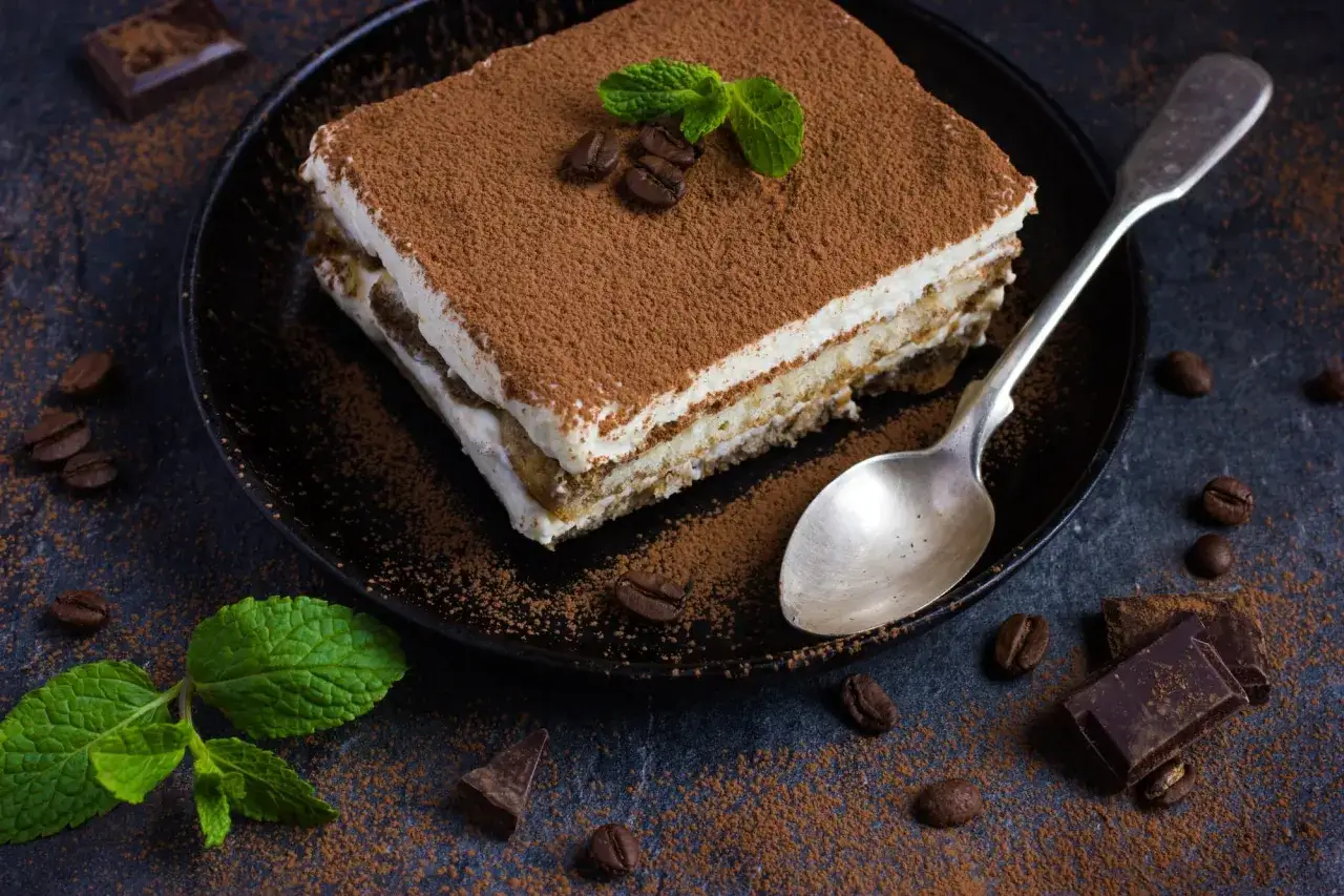 Pyszne tiramisu posypane kakao, z kawą i miętą. Zastanawiasz się, jaki alkohol do tiramisu wybrać, by było idealne?