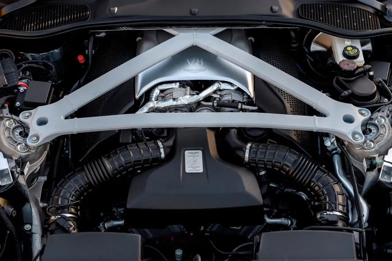 Silnik V8 Aston Martin DB11, z charakterystycznym wzmocnieniem komory silnika.