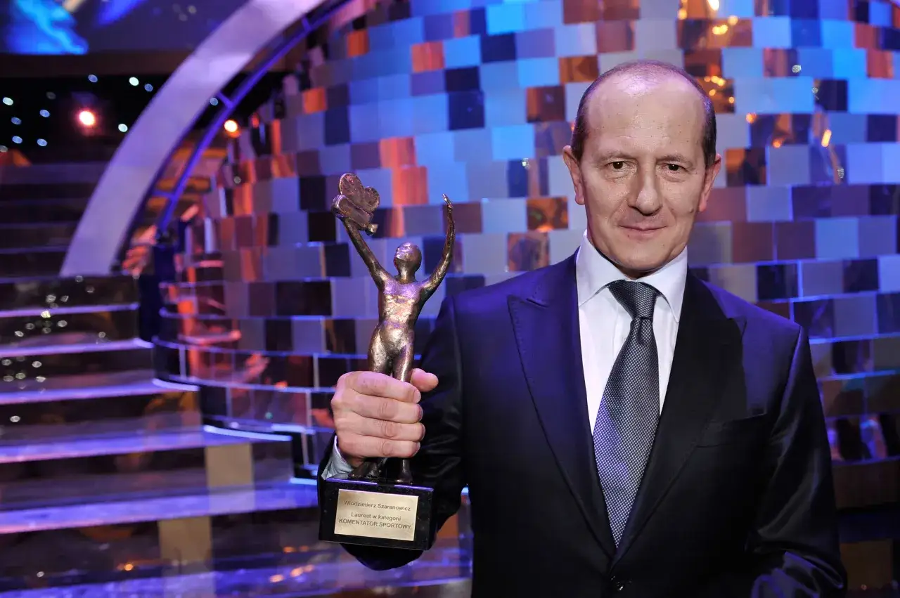 Włodzimierz Szaranowicz, laureat w kategorii komentator sportowy, odbiera statuetkę. Ile lat ma Szaranowicz? Tego nie wiemy, ale na pewno jest dumny z nagrody.