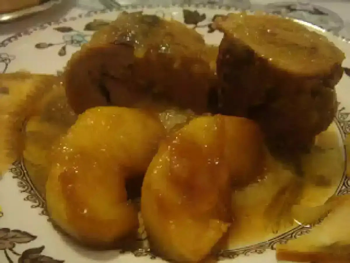 Solomillo de cerdo con manzana caramelizada, un plato jugoso y dulce.