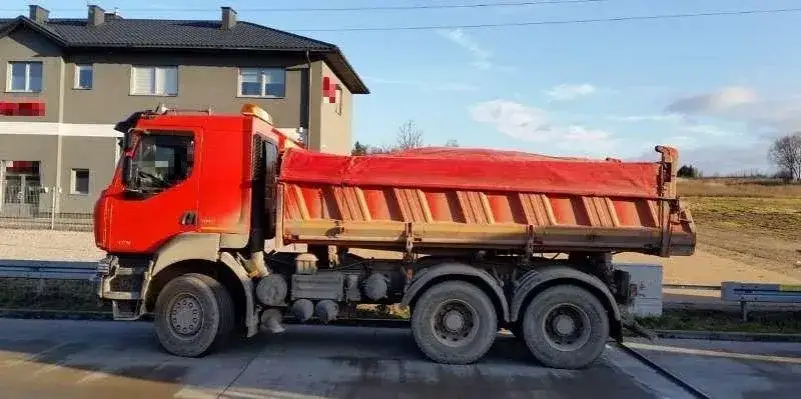 wywrotka z kruszywem