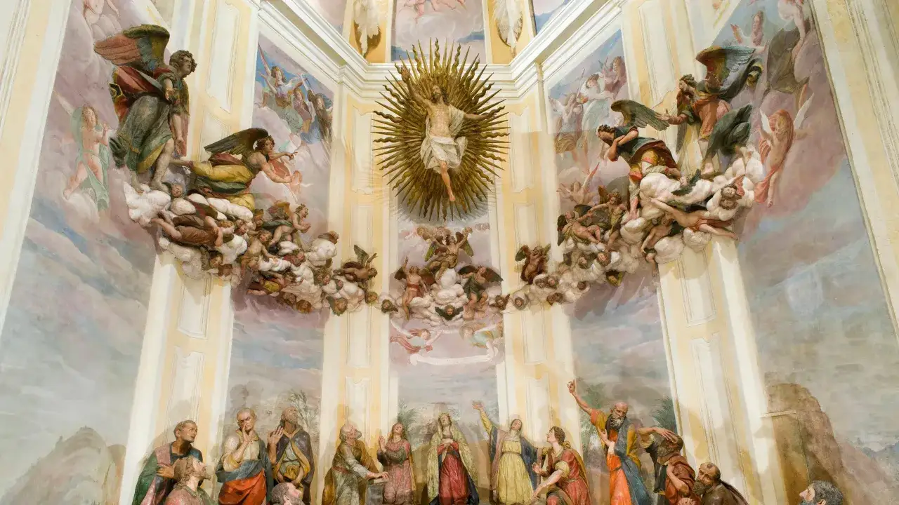 Barocke Deckenmalerei mit Jesus im Strahlenkranz, umgeben von Engeln und Heiligen. Die Szene erinnert an die Himmelfahrt, 40 Tage nach Ostern.