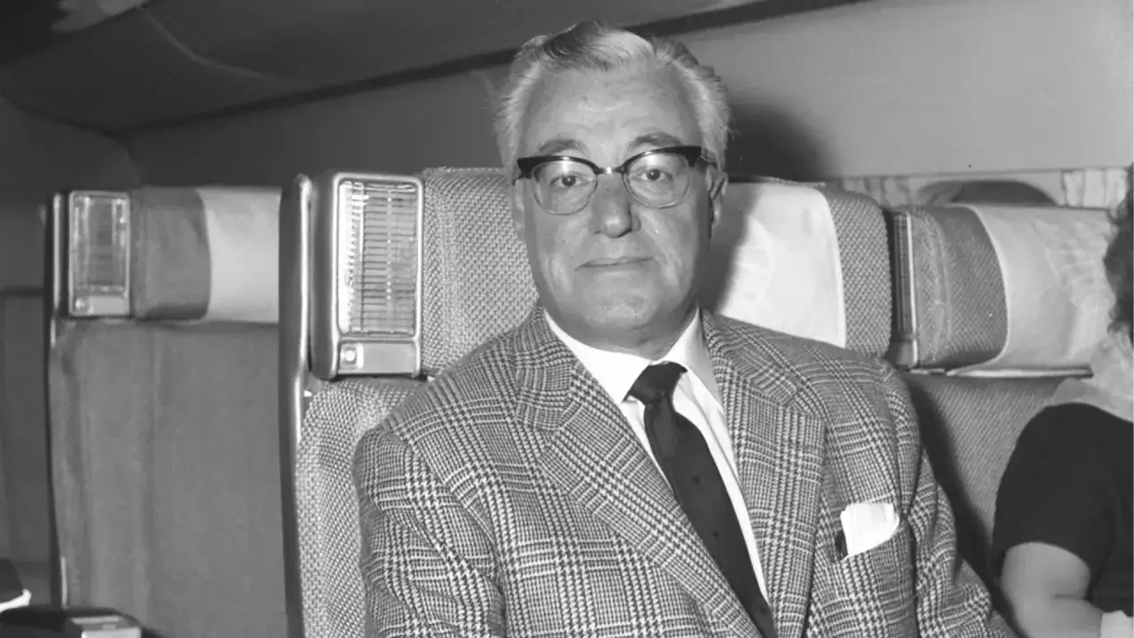 Vittorio De Sica, con occhiali e giacca a quadri, seduto in aereo. Potrebbe essere la sua ultima apparizione pubblica.