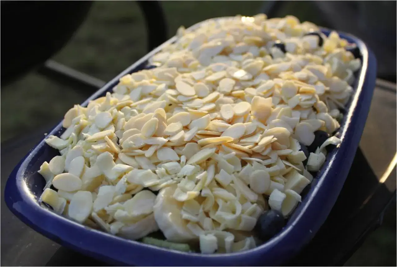 Blåbär och skivad banan täckt med mandelspån och vit choklad. Ett härligt Gino recept som väntar på att avnjutas.