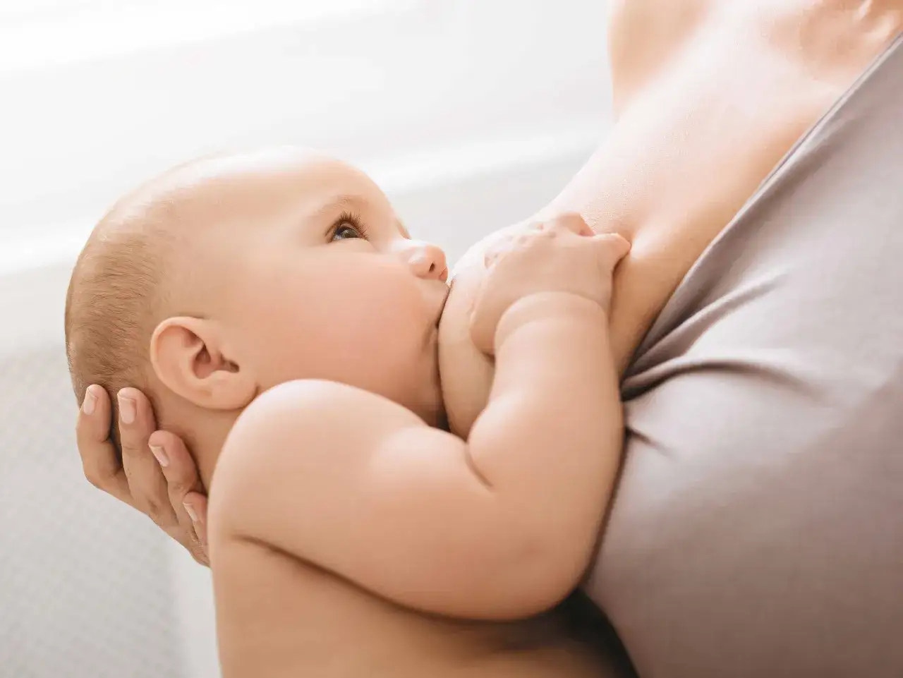 Mama karmiąca piersią, zaniepokojona, czytająca etykietę produktu