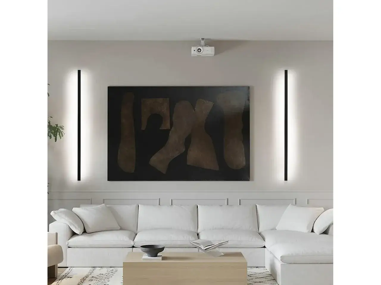 Dos lámparas de pared originales, finas y verticales, iluminan un salón moderno con un sofá blanco y una obra de arte abstracta.