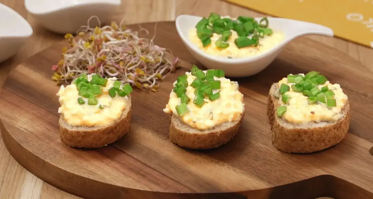 Pyszna pasta jajeczna na grzankach, idealna na śniadanie. Prosty przepis na pastę jajeczną, którą możesz przygotować w kilka minut.