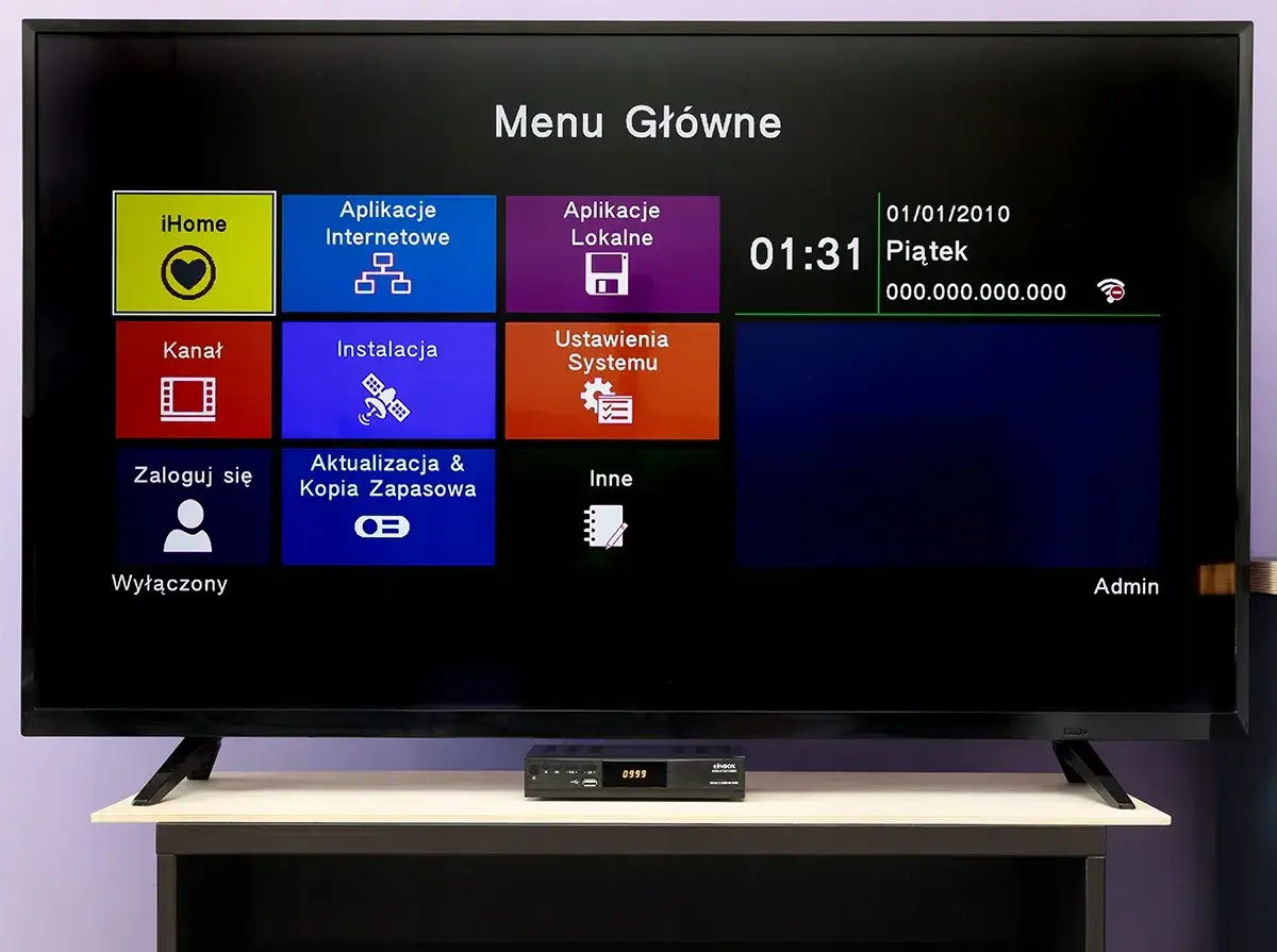 tuner satelitarny na tle telewizora