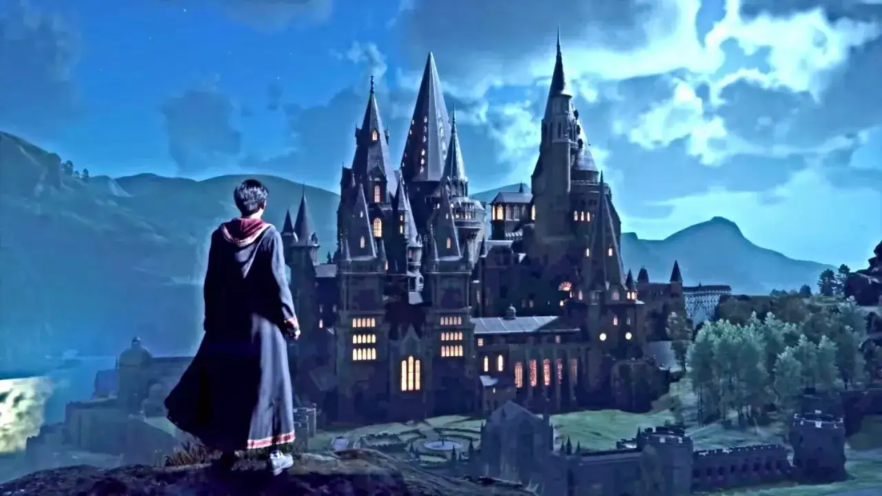 Nocny widok na Hogwart, gdzie młody czarodziej rozważa wymagania gry Hogwarts Legacy.