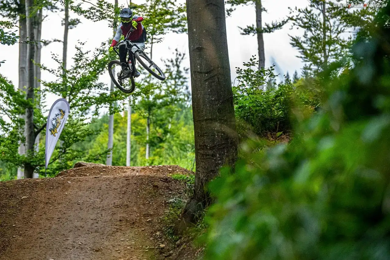 Rowerzysta w powietrzu na trasie w **Dolni Morava Bike Park**.