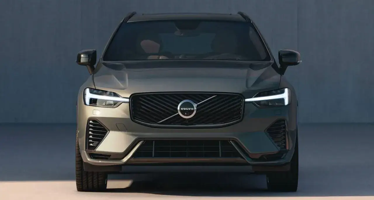 Volvo XC60 gris con faros LED. Averigua qu&eacute; motor monta Volvo XC60 para una conducci&oacute;n eficiente.