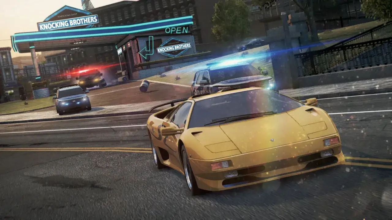 Żółty supersamochód ucieka przed policją. Scena jak z najlepszego Need for Speed, z policyjnymi sygnałami świetlnymi i neonowym szyldem