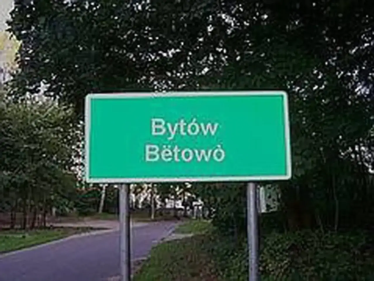 Zielony znak drogowy z napisem