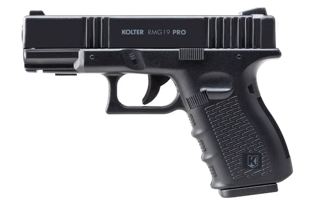 Czarny pistolet Kolter RMG-19 PRO z wygrawerowanym napisem na zamku.