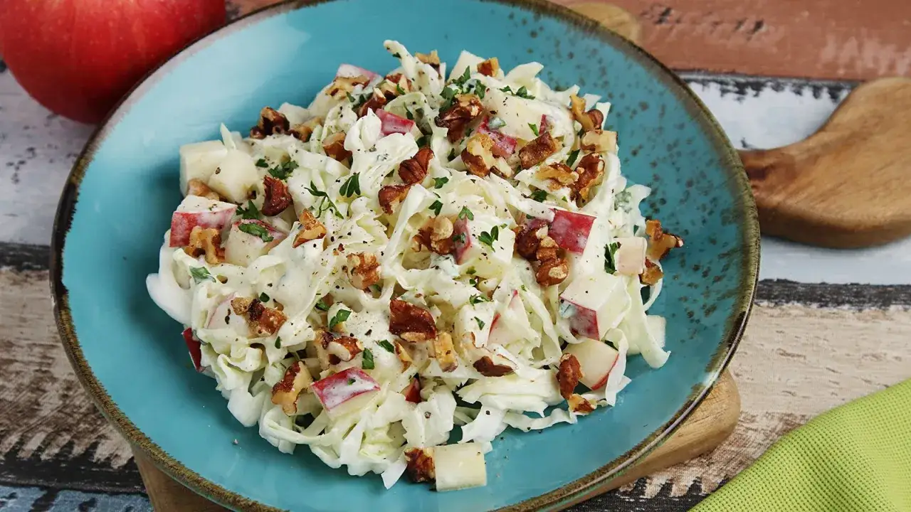 Leckerer Spitzkohlsalat mit Äpfeln und Walnüssen, ein tolles Rezept für den Sommer.