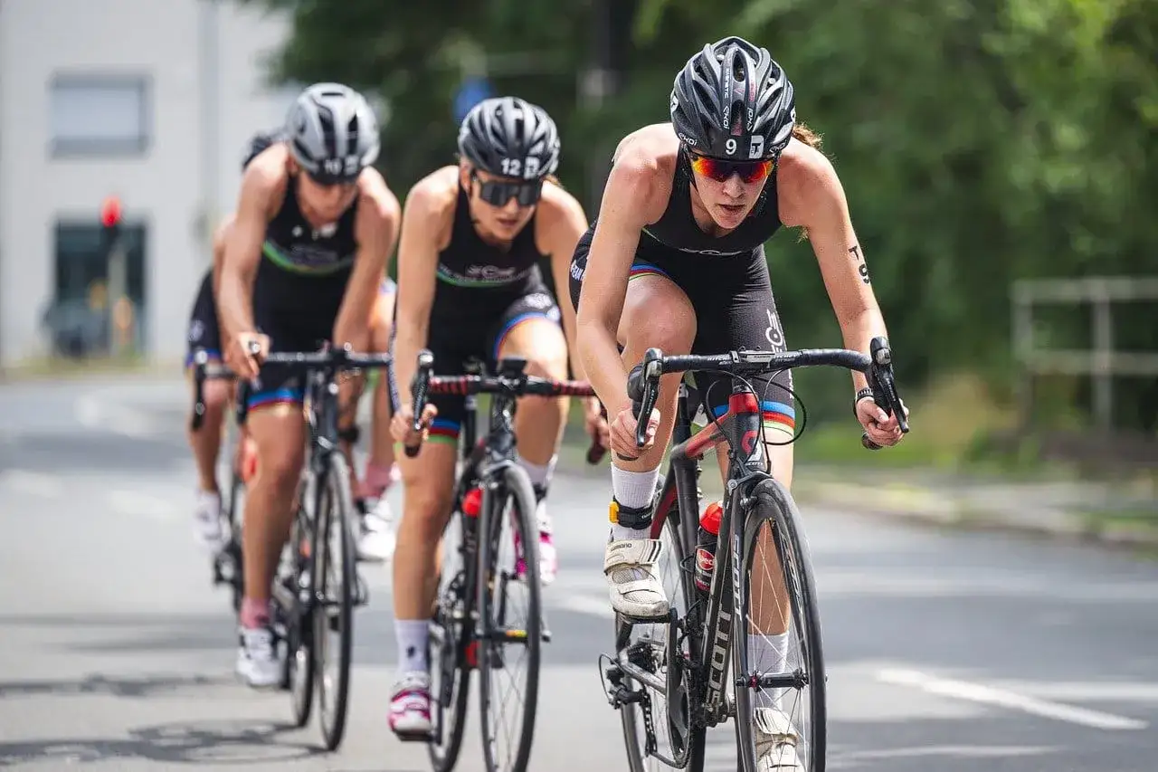 R&oacute;żne rodzaje treningu cardio: bieganie, pływanie, jazda na rowerze, skakanka
