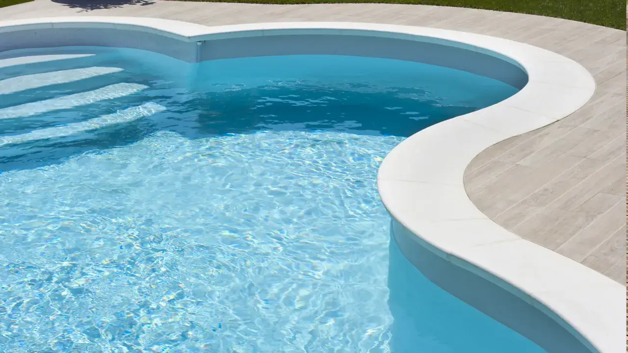 Bordes de piscinas modernas con escalones integrados y un diseño curvo que invita a relajarse.