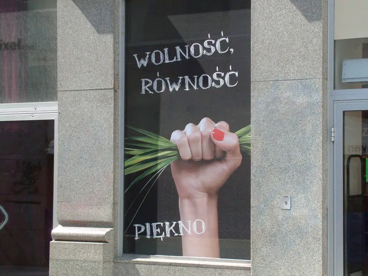 Na folii OWV widnieje zaciśnięta dłoń z zielonymi liśćmi, a napisy 