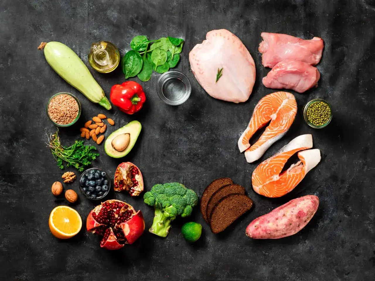 Gesunde Lebensmittel wie Lachs, Avocado und Beeren &ndash; was hilft gegen Falten von innen? Eine n&auml;hrstoffreiche Auswahl f&uuml;r jugendliche Haut.