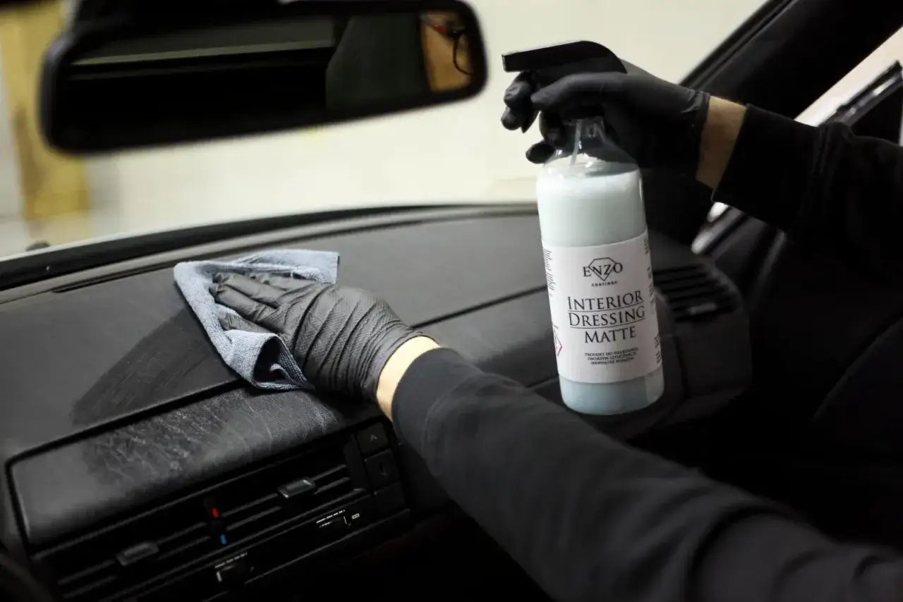 Rękawiczki i mikrofibra czyszczą deskę rozdzielczą. To autodetailing co to? Odświeżanie wnętrza auta.