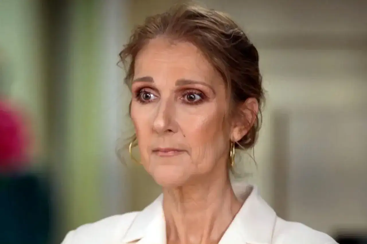 Celine Dion z wyrazem troski na twarzy, opowiadająca o tym, na co choruje.