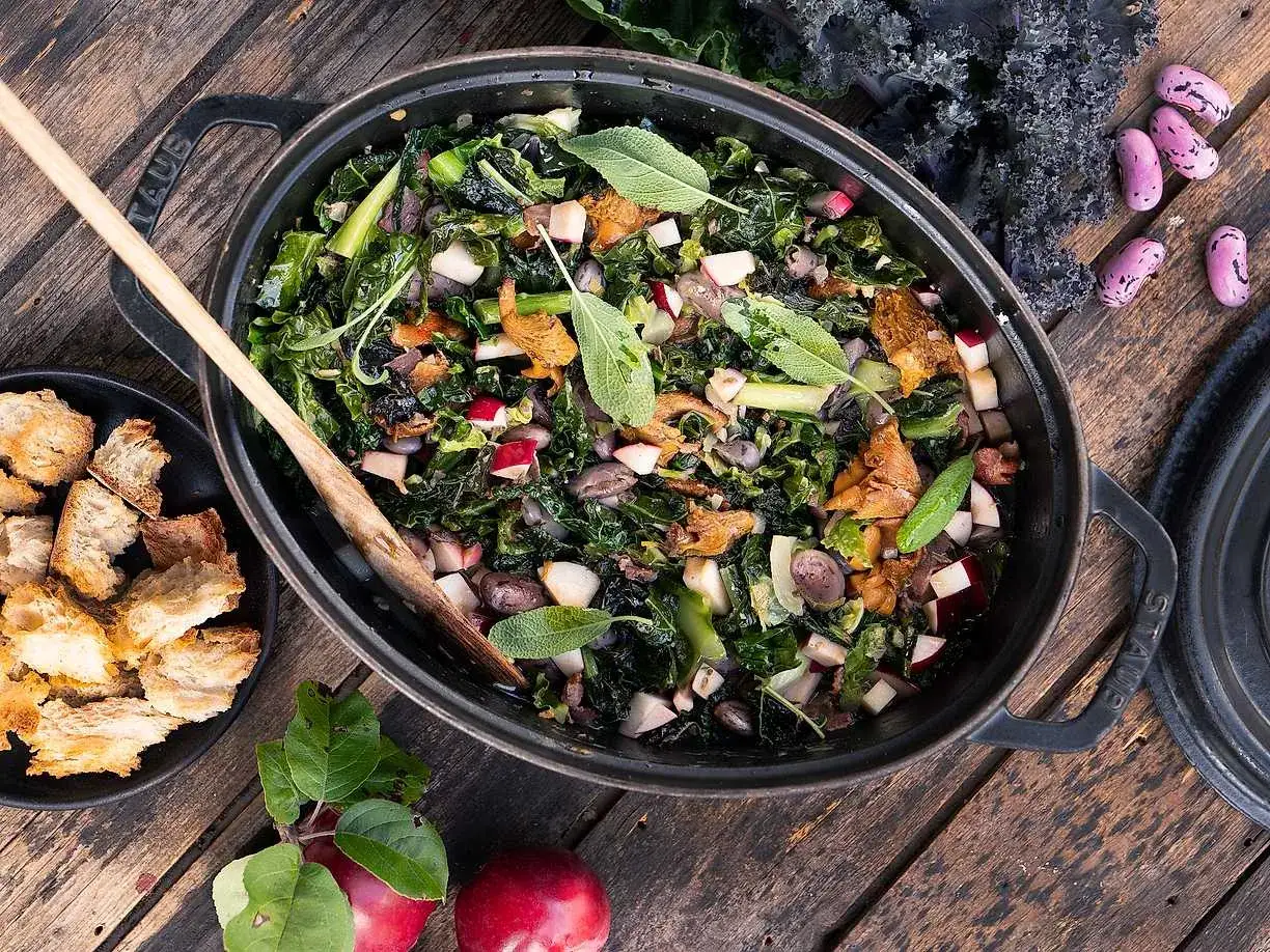 En gryta med grönkål, bönor och svamp, toppad med salvia. En lista över rotfrukter kan inspirera till liknande rätter.