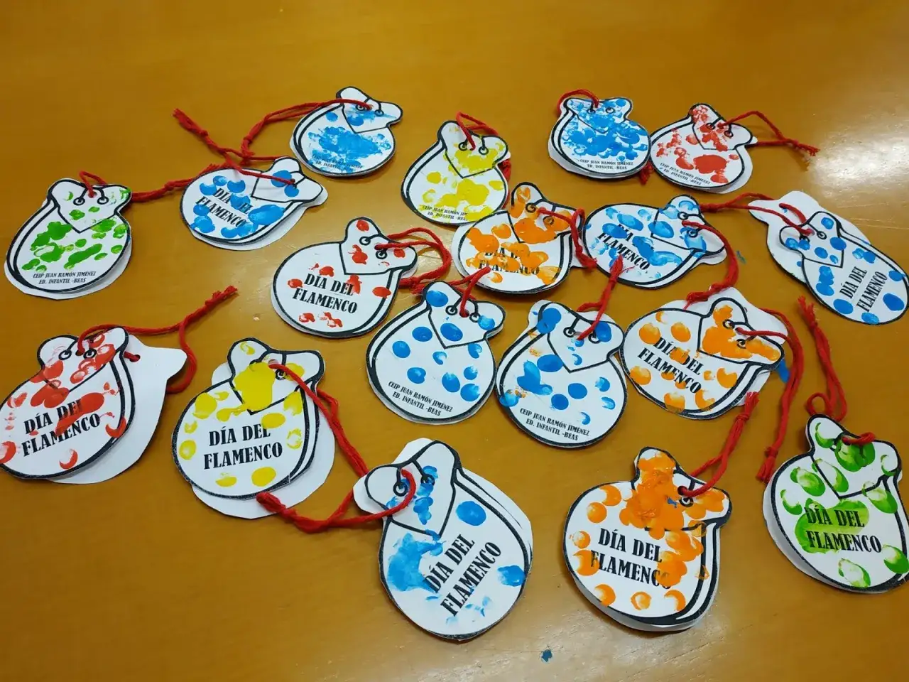 Manualidades flamencas para ni&ntilde;os: casta&ntilde;uelas de papel con huellas dactilares de colores, celebrando el D&iacute;a del Flamenco.