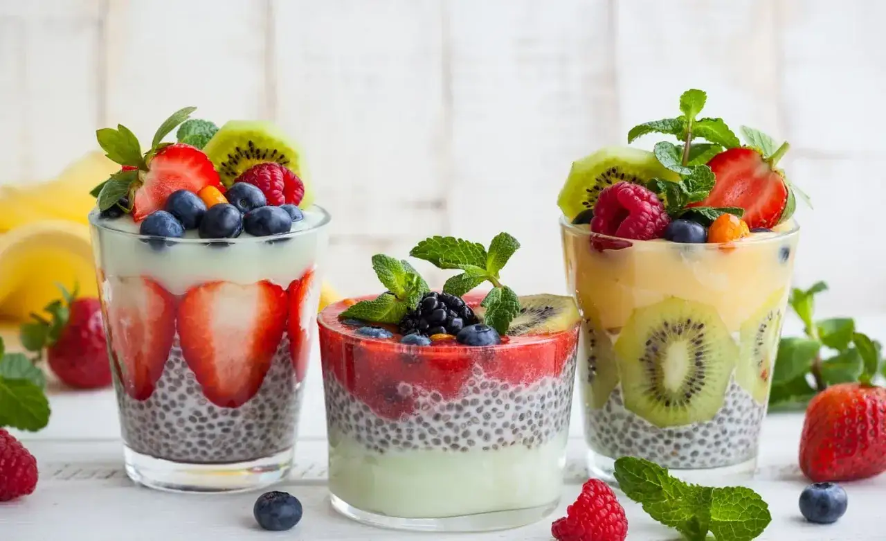 Kolorowe desery z chia z truskawkami, kiwi, borówkami i malinami. Pyszne i zdrowe!