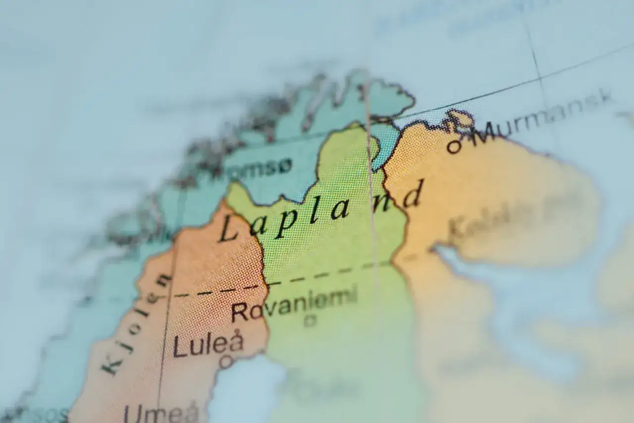 Mapa pokazuje, gdzie jest Laponia, z zaznaczonymi miastami jak Rovaniemi i Murmańsk.