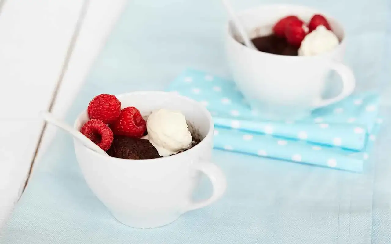 Tv&aring; muggar med chokladkaka, toppade med hallon och vaniljglass. Ett enkelt mug cake recept f&ouml;r en snabb fika.