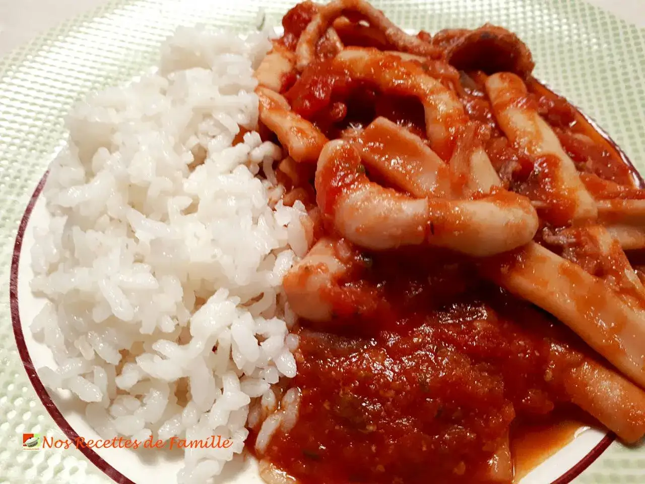 Un plat savoureux de riz blanc et d'encornet &agrave; la sauce tomate, parfait pour une recette encornet facile et rapide.