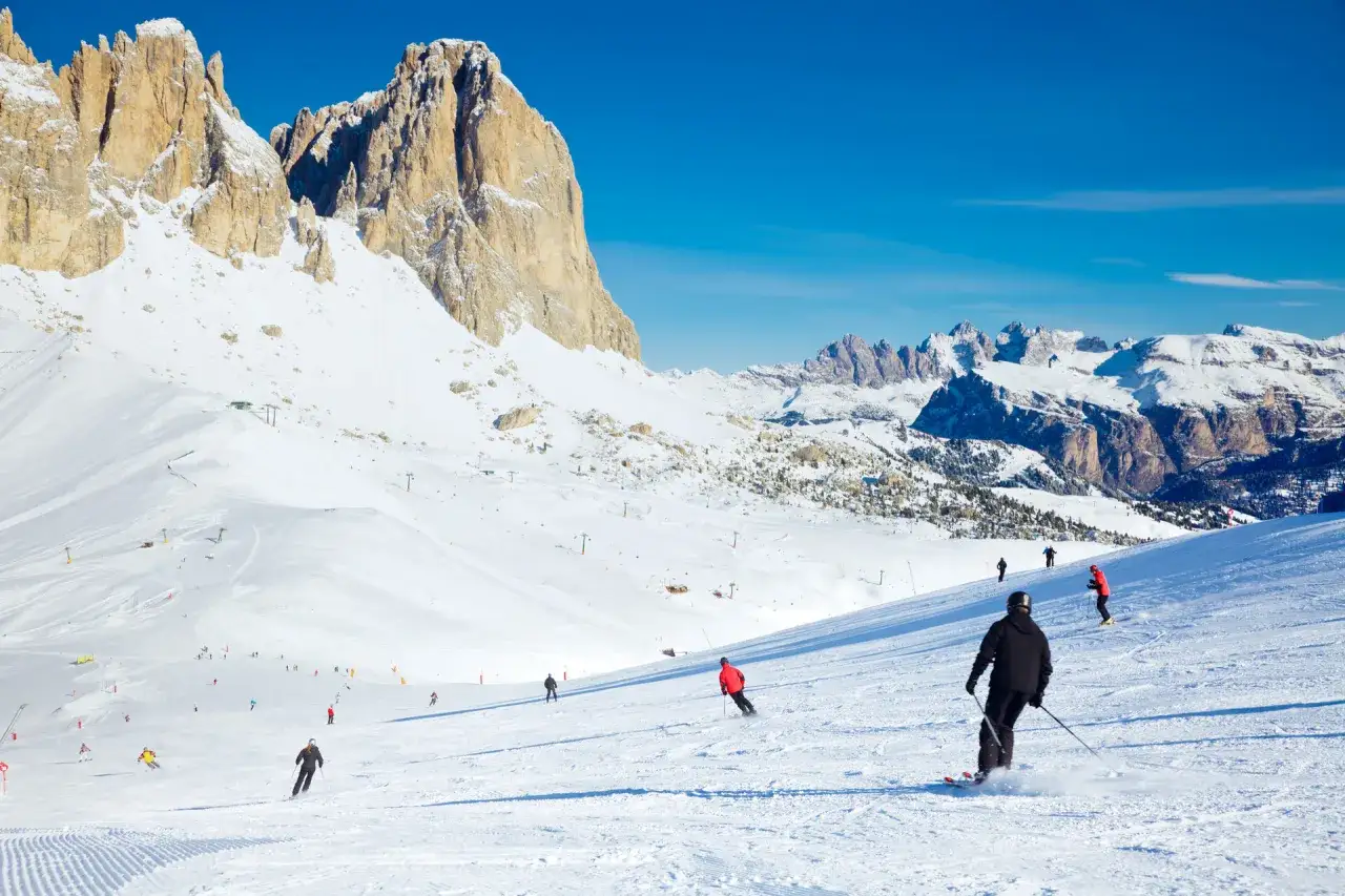 włoskie dolomity narciarze słońce