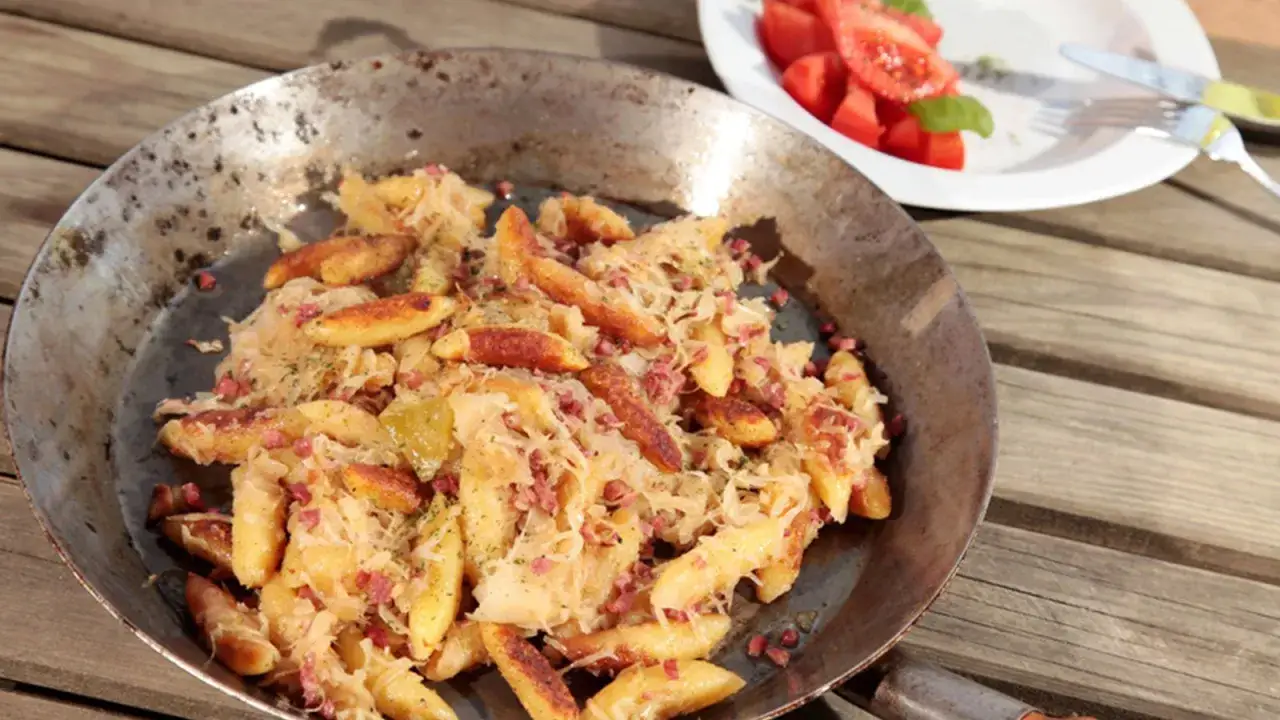 Herzhaftes Gericht aus der Pfanne: Fingernudeln mit Sauerkraut und Speck. Ein tolles Rezept für ein deftiges Essen!