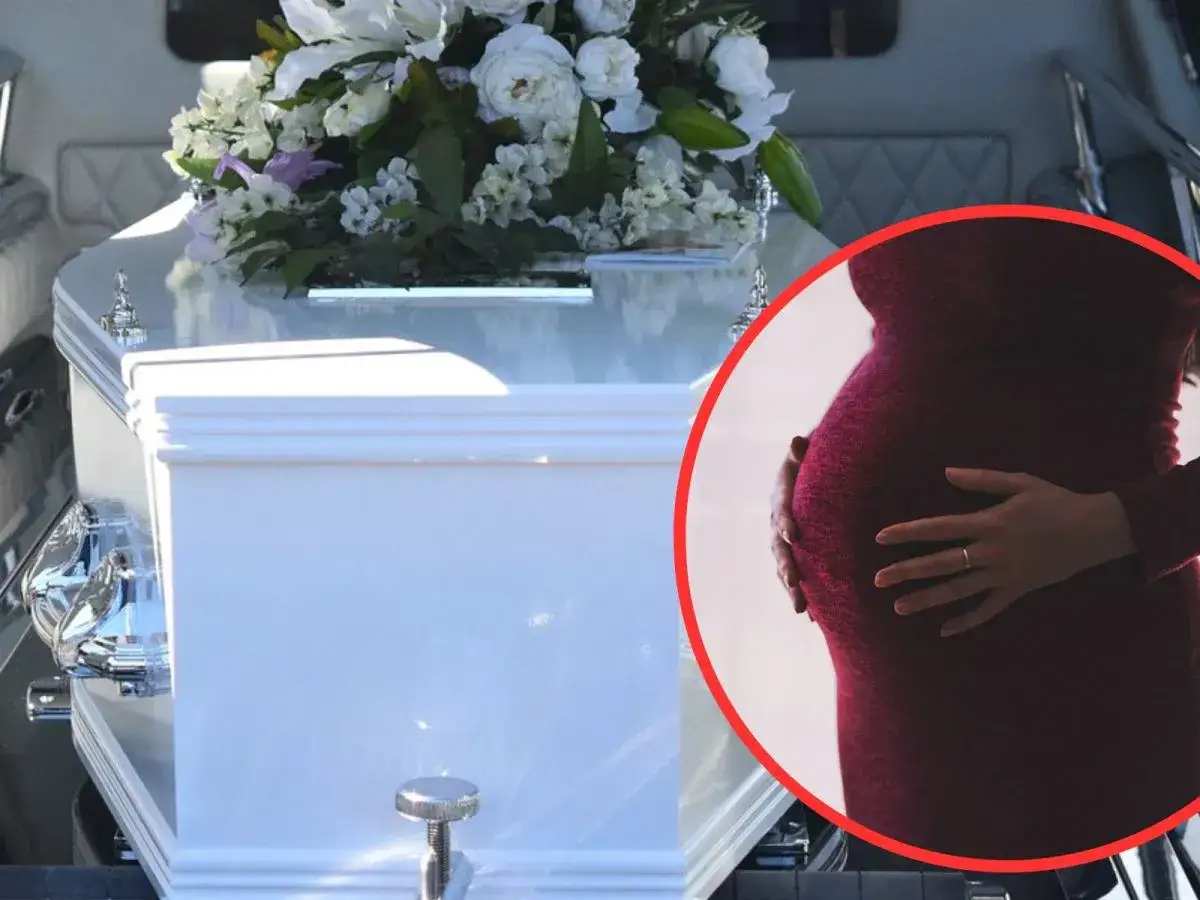 Biała trumna z kwiatami i zbliżenie na ciążowy brzuch. Czy kobieta w ciąży może iść na pogrzeb?