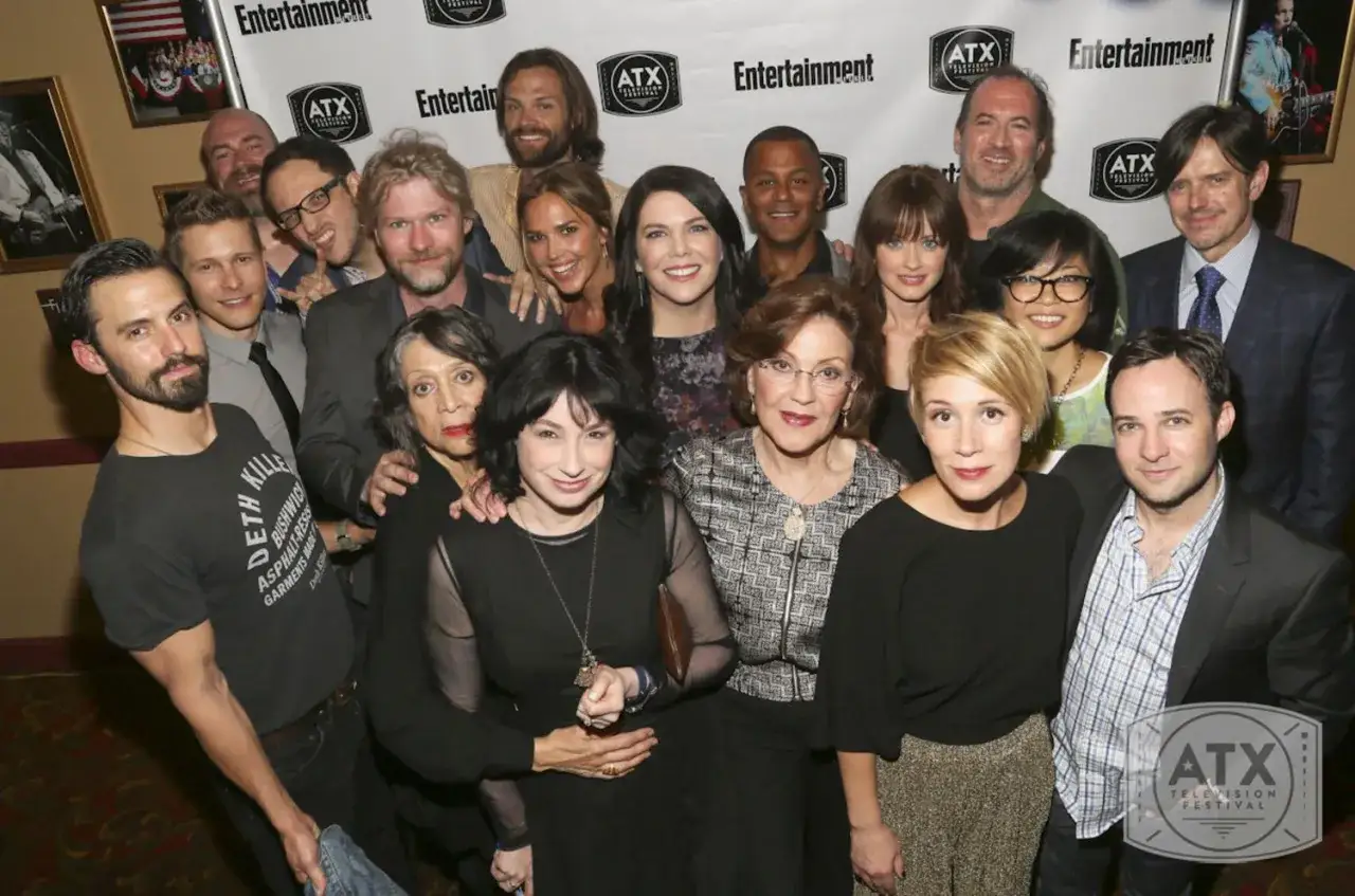 Här är rollistan i Gilmore Girls samlad på en bild, med skådespelare som Milo Ventimiglia, Lauren Graham och Alexis Bledel.