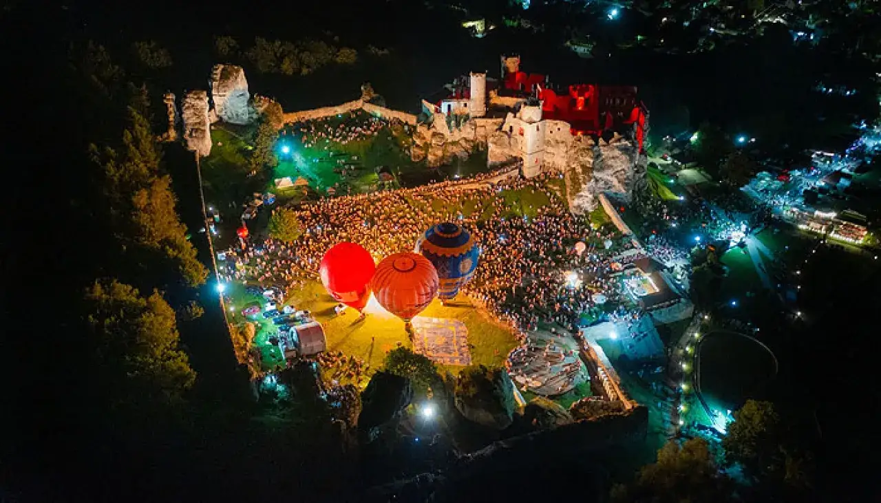 Nocne widowisko z balonami nad zamkiem Ogrodzieniec. Wspaniałe atrakcje dla dzieci i dorosłych.