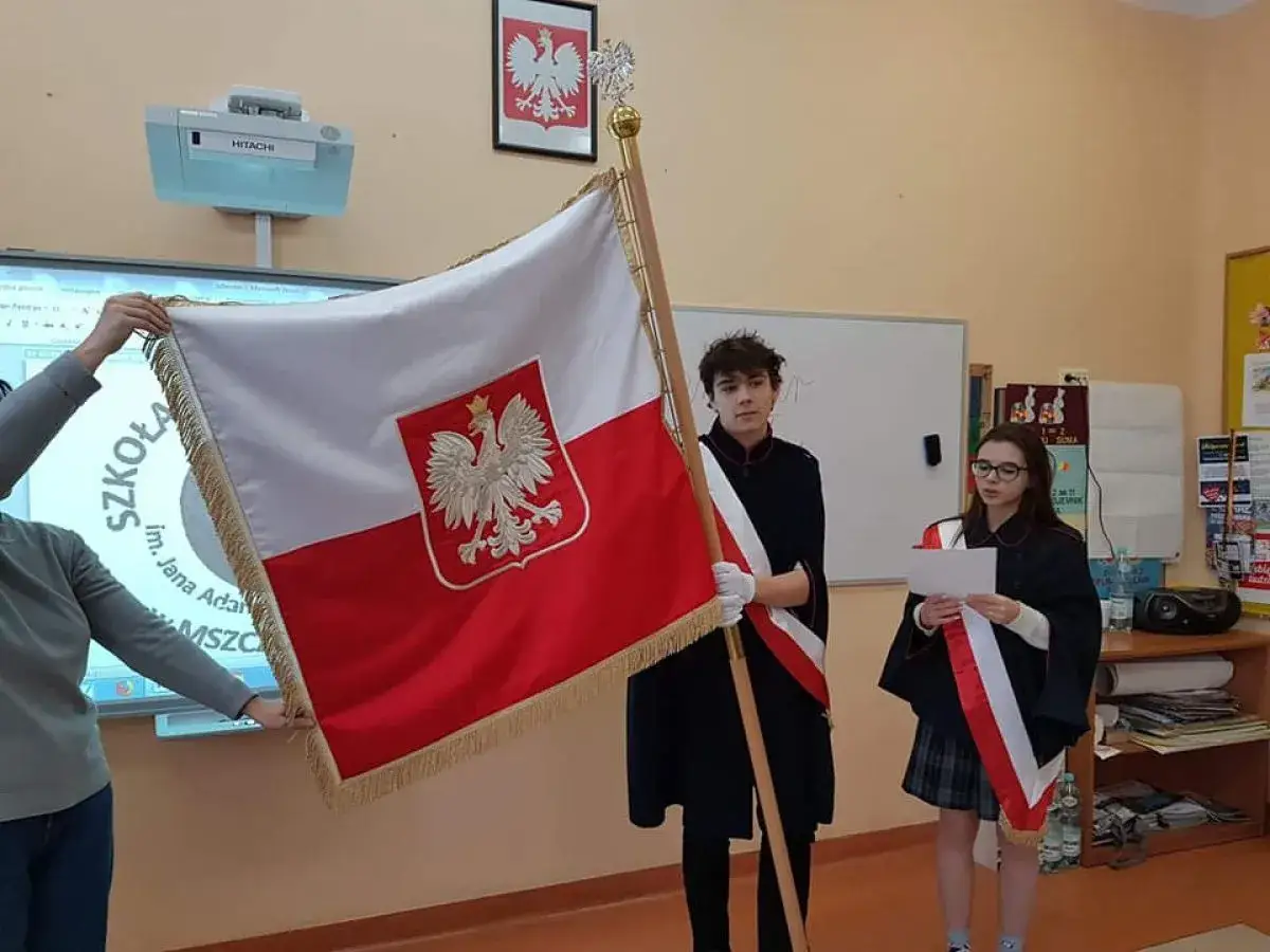 Budowa sztandaru szkolnego elementy