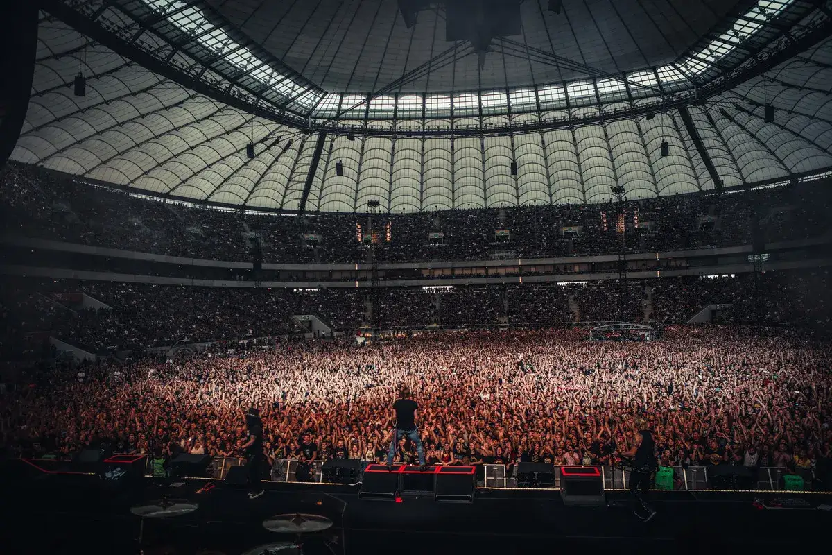 Tysiące fan&oacute;w na koncercie Guns N' Roses w Warszawie, stadion wypełniony po brzegi.