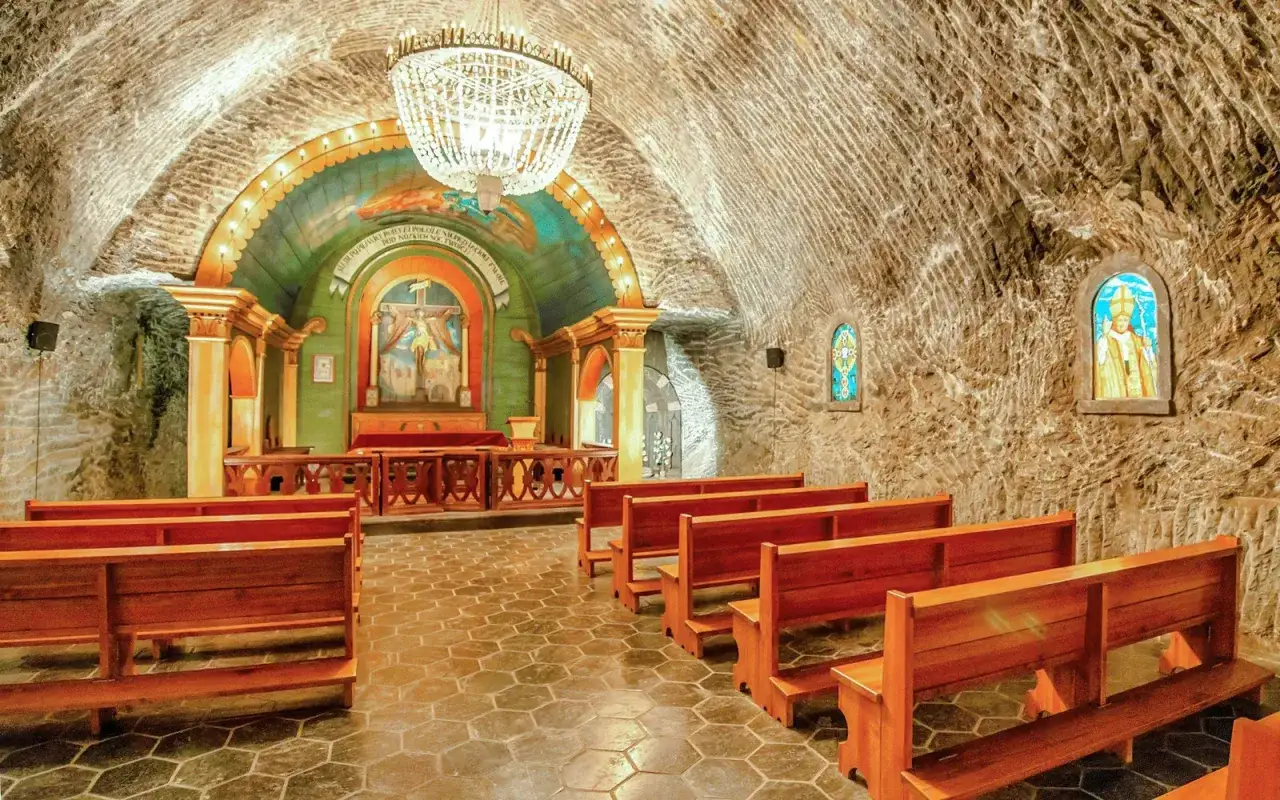 Kaplica św. Kingi w Kopalni Soli w Wieliczce. Zwiedzanie trwa ok. 3 godzin.